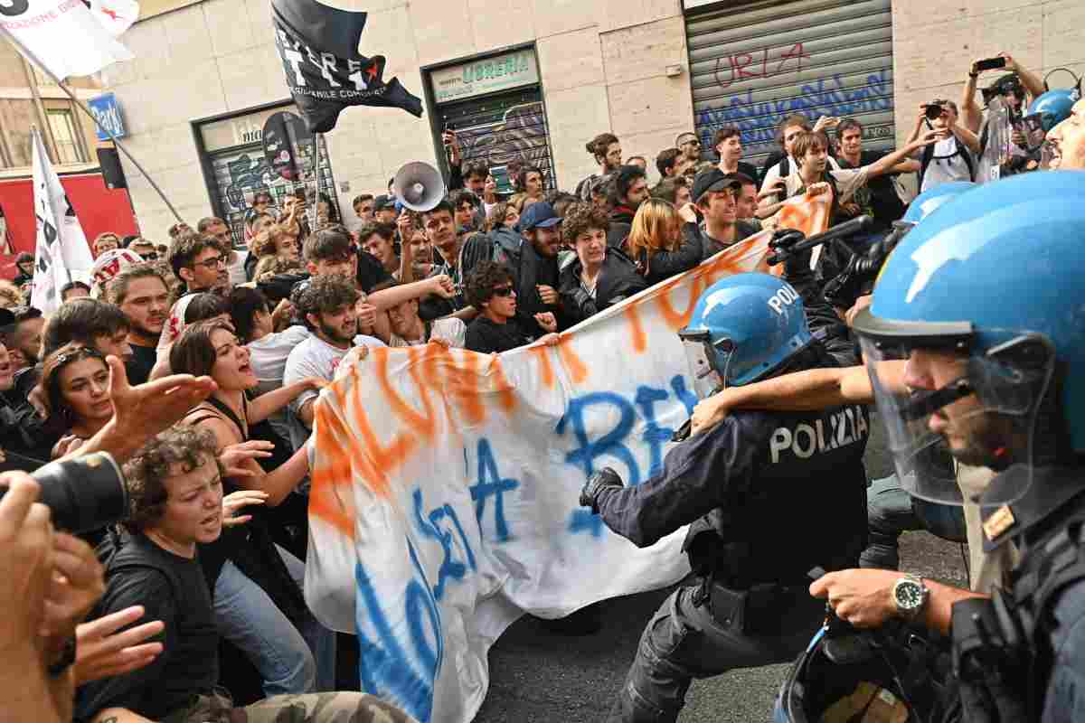Manifestanti scendono in piazza contro Meloni, momenti di panico: scontri con polizia