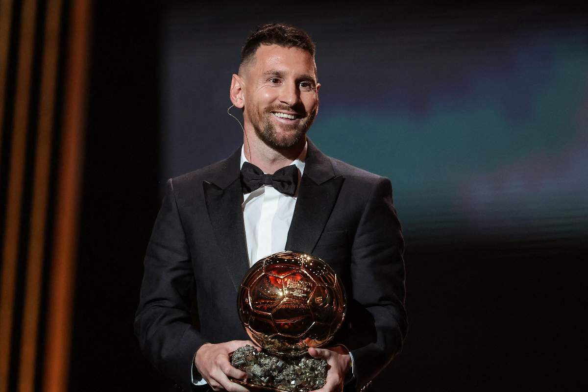 Lionel Messi dopo la vittoria dell'ottavo Pallone d'Oro