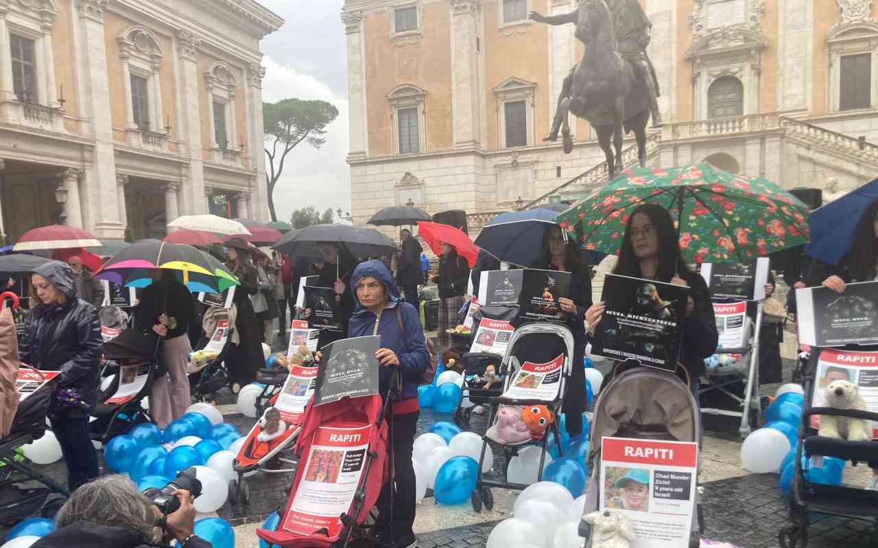 Passeggini in Campidoglio, per ricordare i rapiti di Hamas