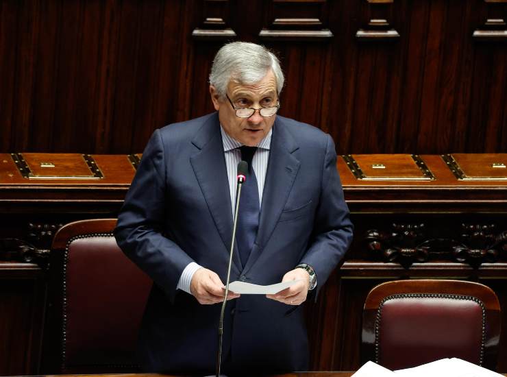 Tensione Conte Tajani aula 