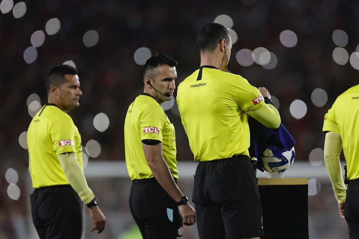 Arbitri pagati in nero: AFA nel caos