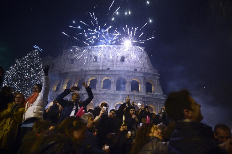Capodanno, quanto spendono e cosa faranno gli italiani per il cenone della notte di San Silvestro