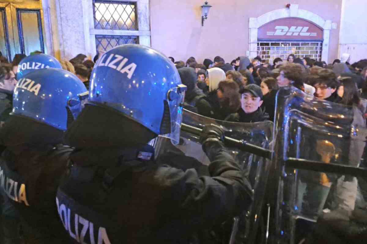 Scontri Montecitorio polizia studenti