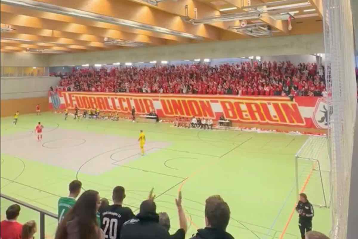 Tifosi dell'Union Berlino riempiono un palazzetto