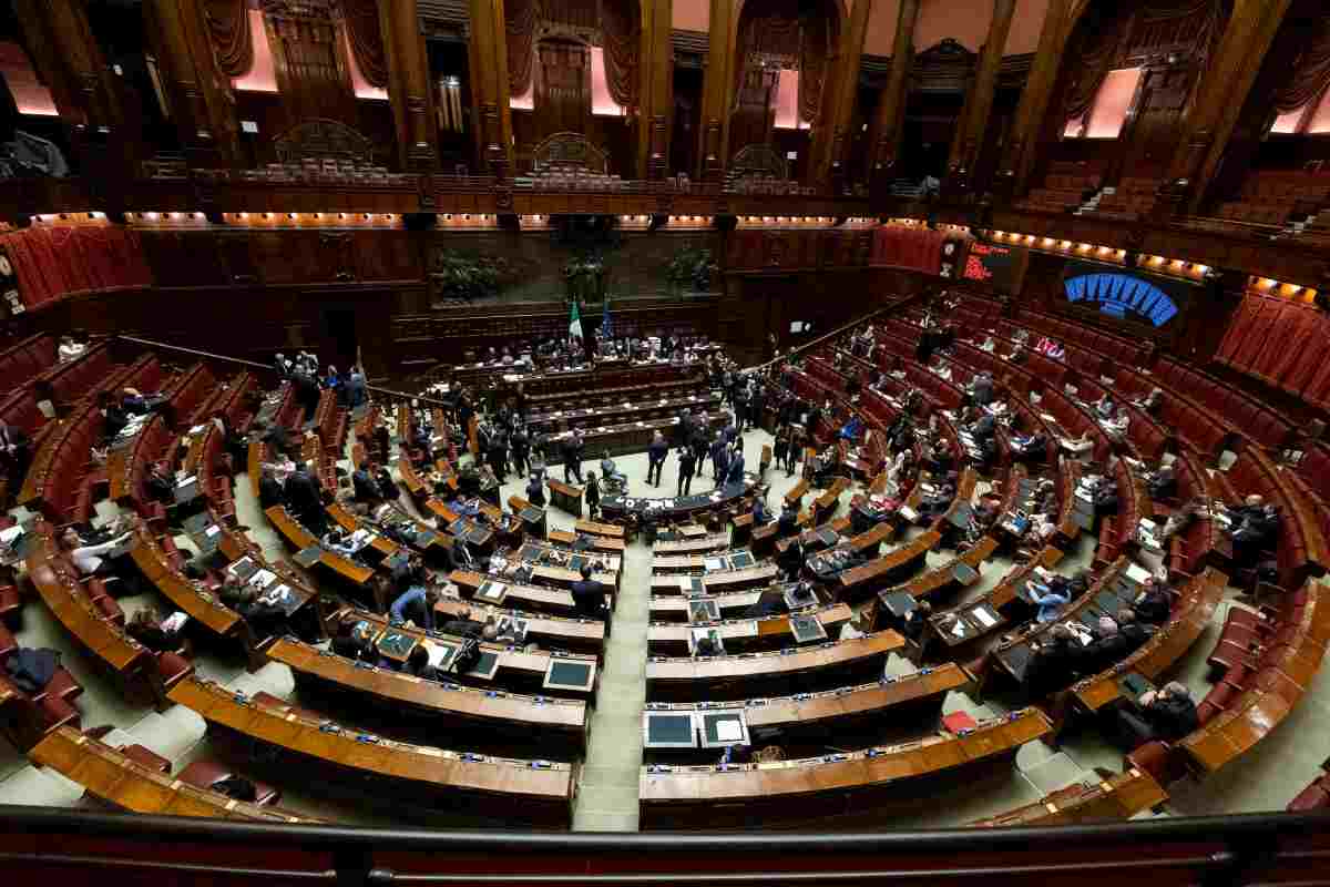 Parlamento chiude prima, limitata discussione su armi in Ucraina