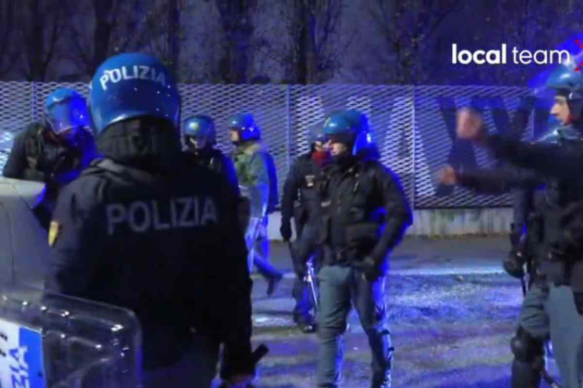 Scontro tifosi Roma polizia