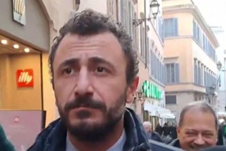 Almeno in tre avrebbero toccato la pistola