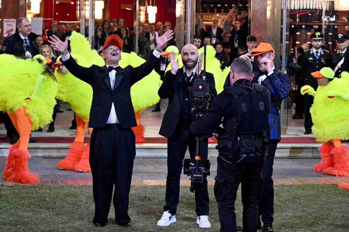 Fiorello, John Travolta, Amadeus mentre ballano il Ballo del Qua Qua a Sanremo