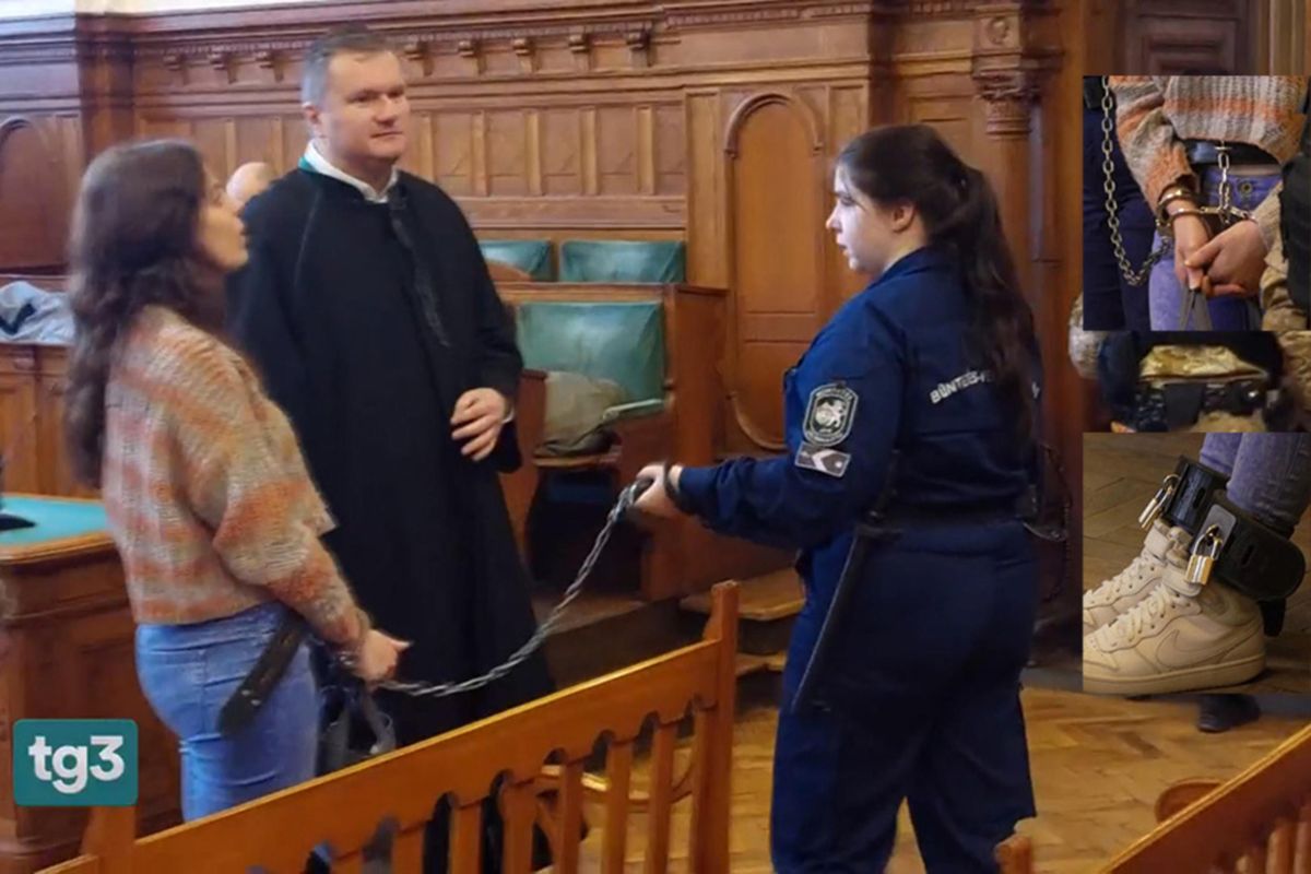 Ilaria Salis in catene in Tribunale