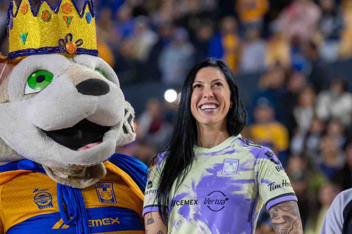 Donna molestata da una mascotte