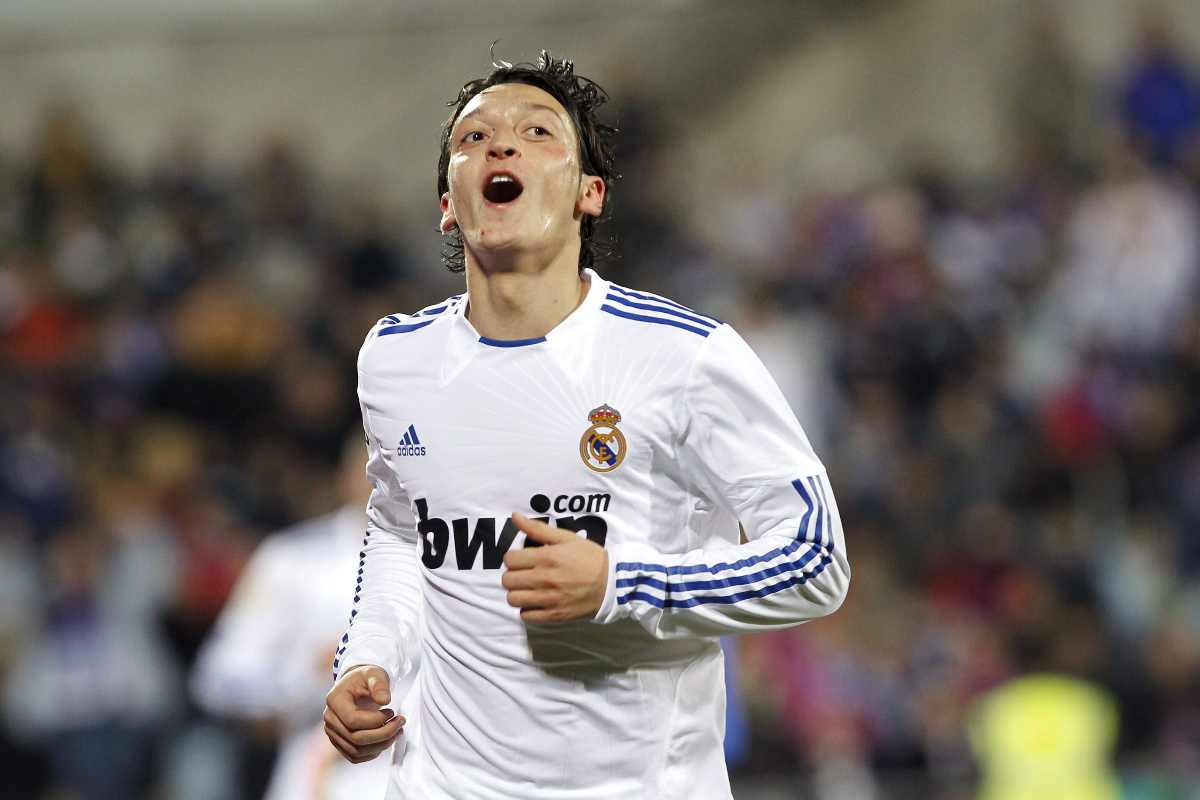 Ozil scatenato sui social