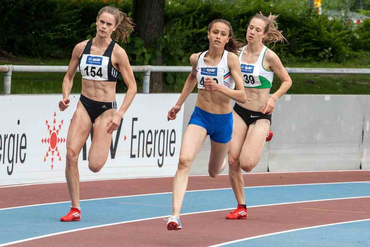 Caos transgender, 16 atlete fanno causa alla federazione: “Sport femminili alle donne”