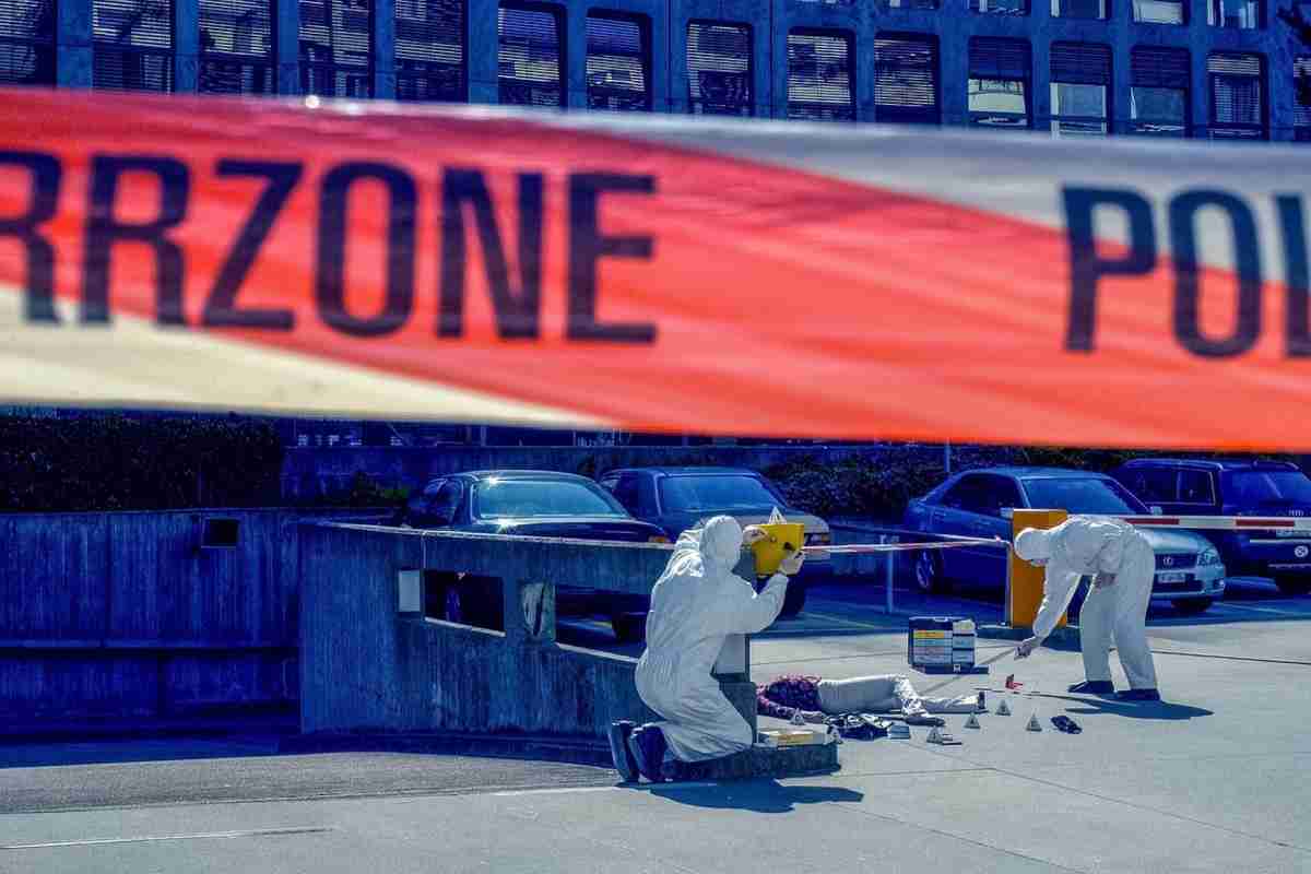 Ritrovato un corpo in un fosso: la polizia cerca un furgone