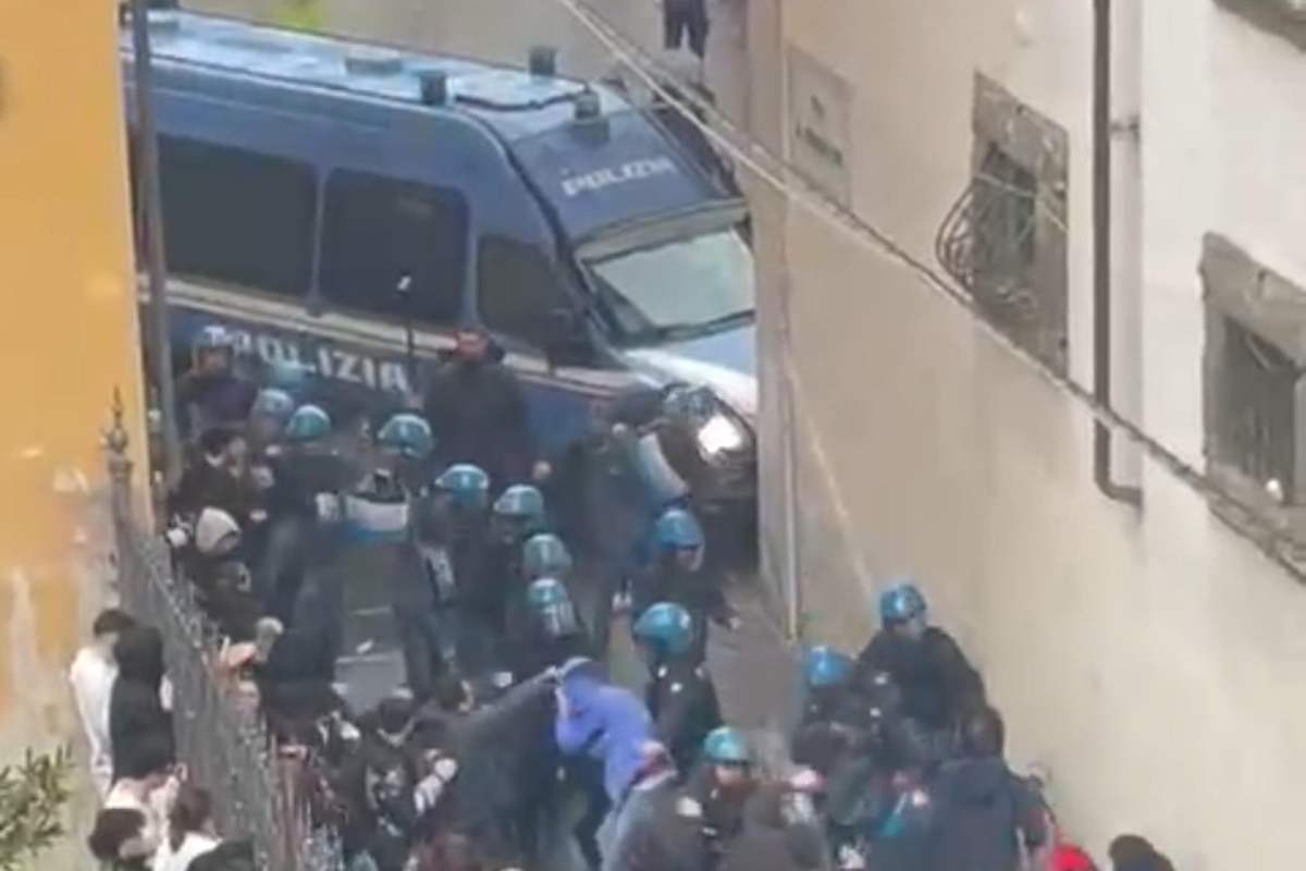 Offese e minacce nei loro confronti