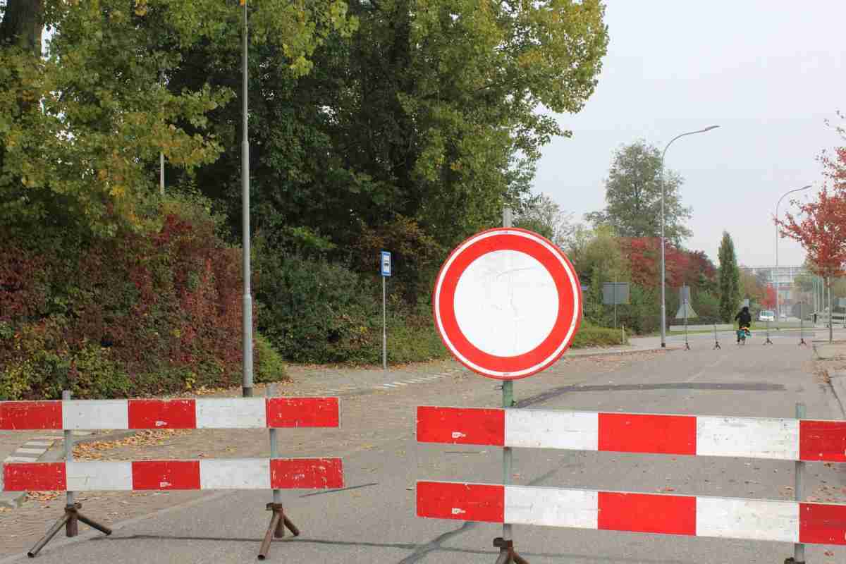 Strada chiusa per permette le indagini