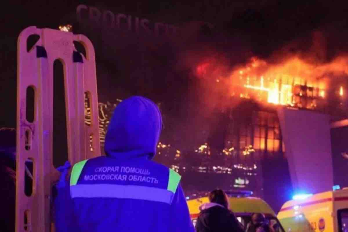 Le fiamme dopo l'attentato a Mosca