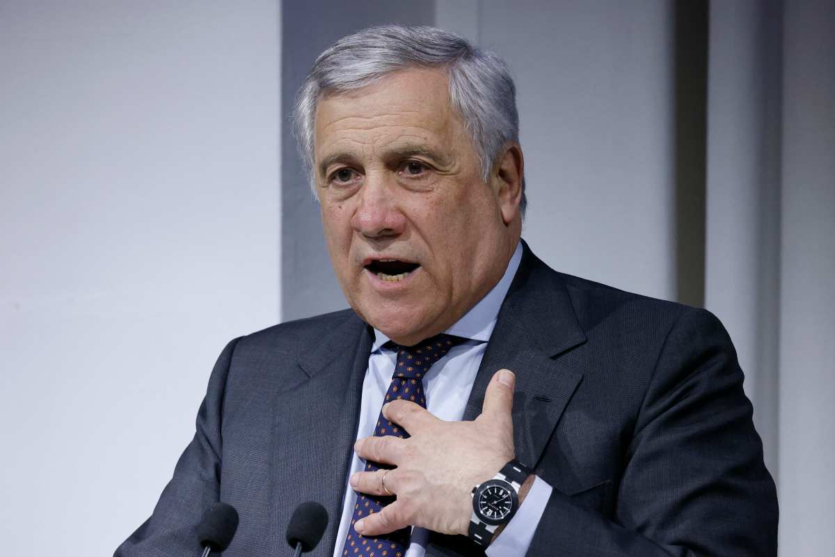 Europee, Tajani contro Borghi (Lega): è botta e risposta sulla bandiera dell’Ue