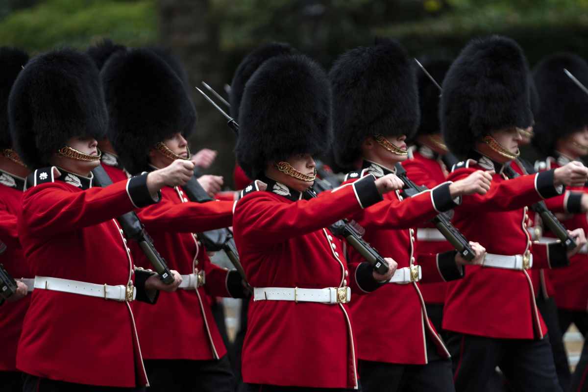 - Guardie francesi per la prima volta a sorveglianza di Buckingham Palace: il motivo