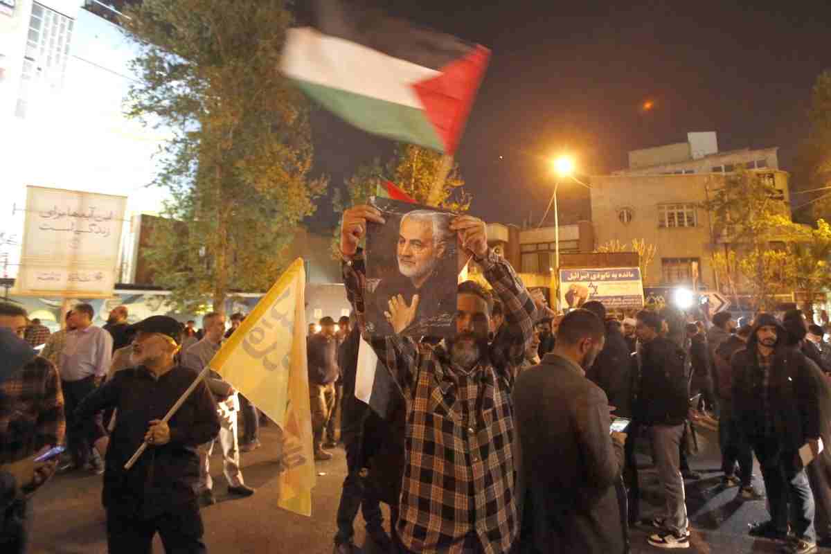 Cittadini iraniani in piazza festeggiano l'attacco a Israele