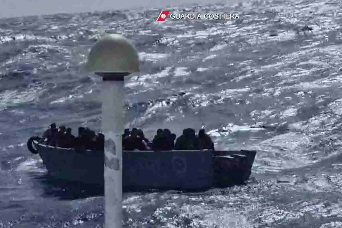 Guardia Costiera italiana salva migranti provenienti dalla Tunisia
