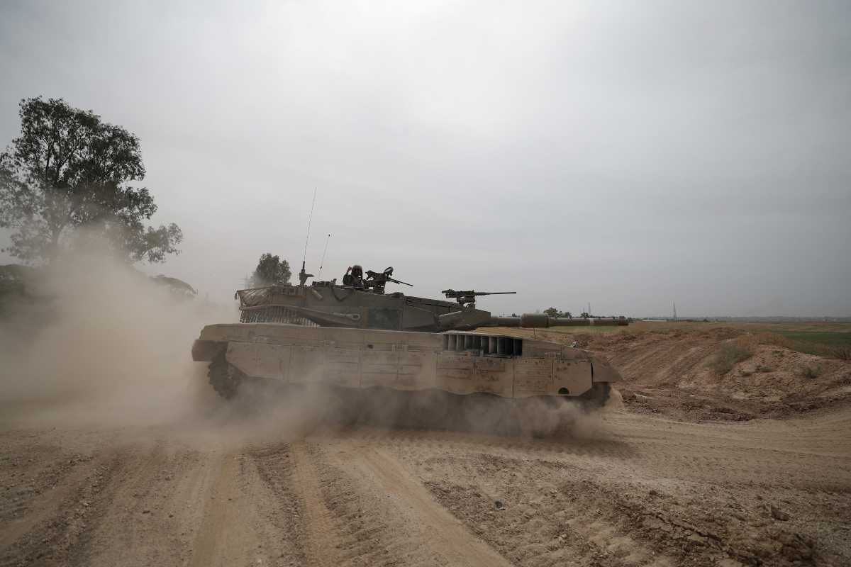 DIRETTA Israele, esercito ammassa tank al valico per Rafah