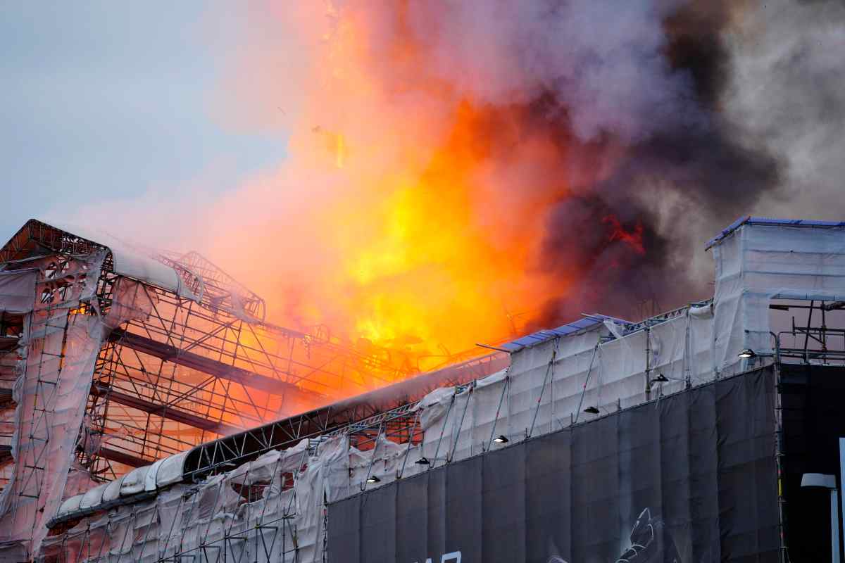 In fiamme lo storico edificio, corsa contro il tempo per salvare le opere d’arte