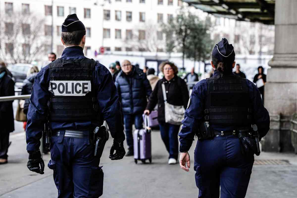 Bambine accoltellate vicino ad una scuola, panico nel Paese: c’è un arresto