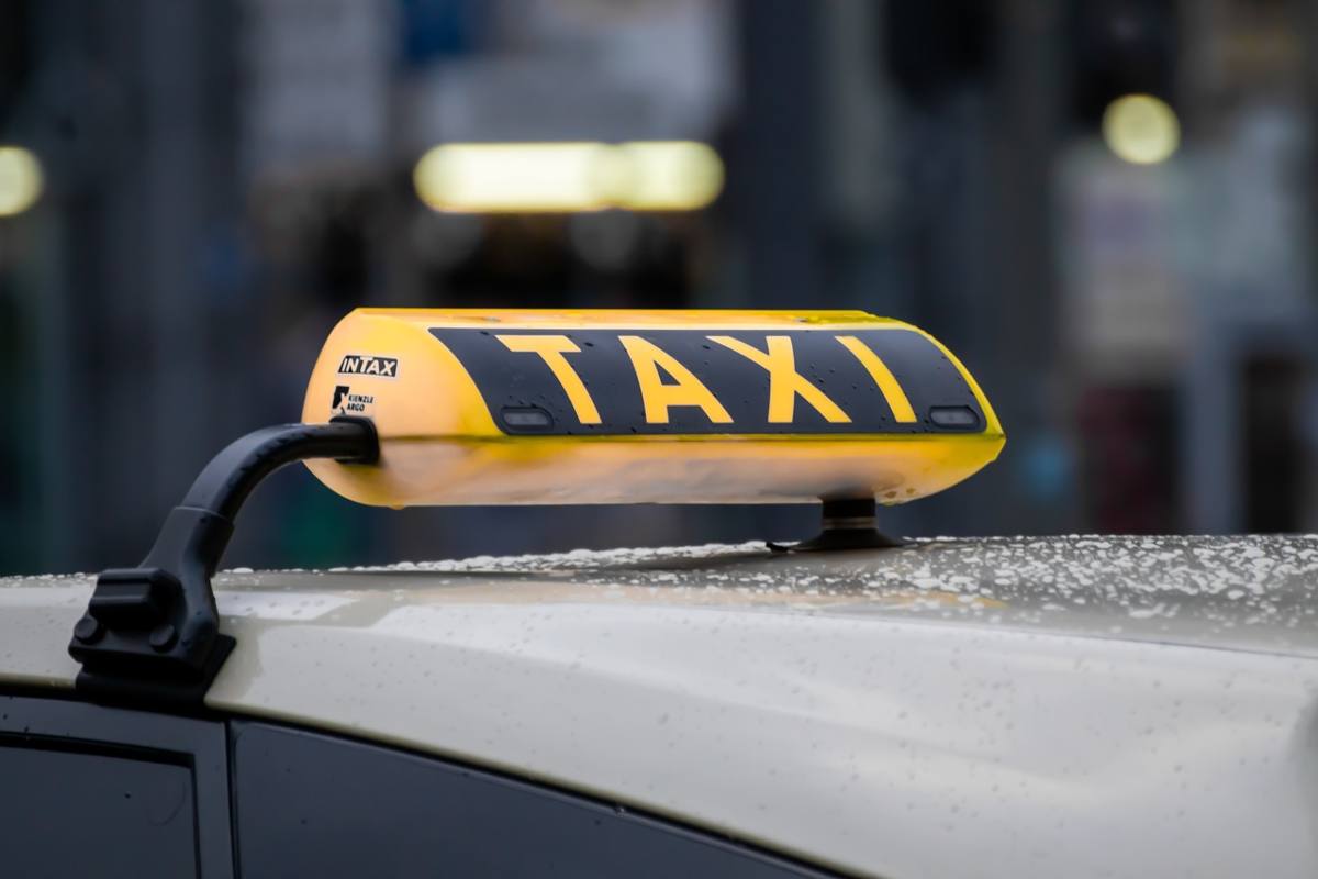 Prima si rifiuta di pagare, poi picchia l’autista del taxi