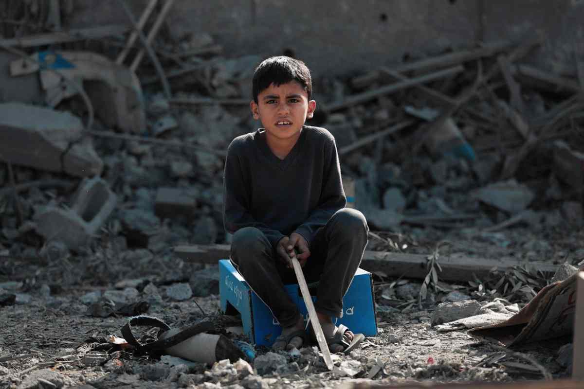 Bambino palestinese di 13 anni muore colpito da un pacchetto di cibo degli aiuti umanitari
