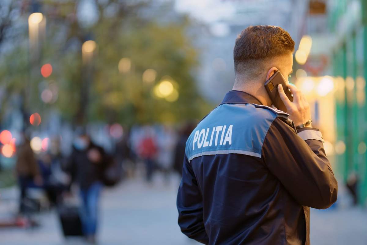 Filma gonna di una liceale sulle scale mobili: arrestato poliziotto