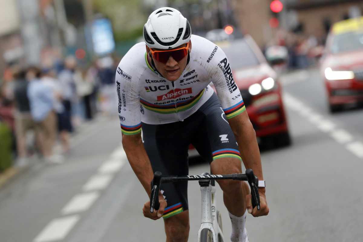 Van der Poel vince la Parigi-Roubaix