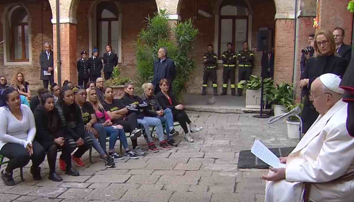 Papa Francesco a Venezia nel carcere femminile: “Nessuno tolga dignità alle persone”