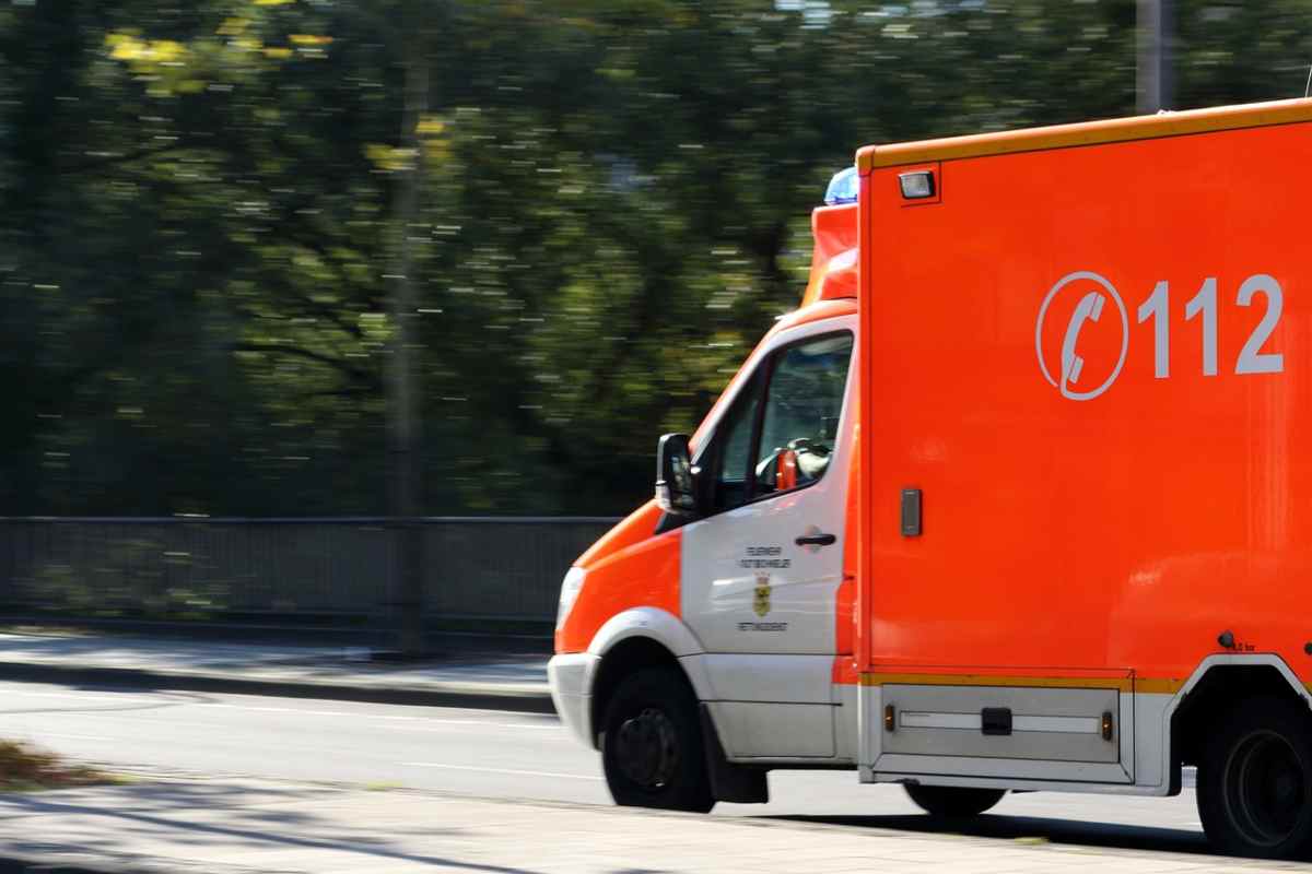 Ambulanza sbaglia strada, donna di 80 anni muore nel tragitto verso l’ospedale