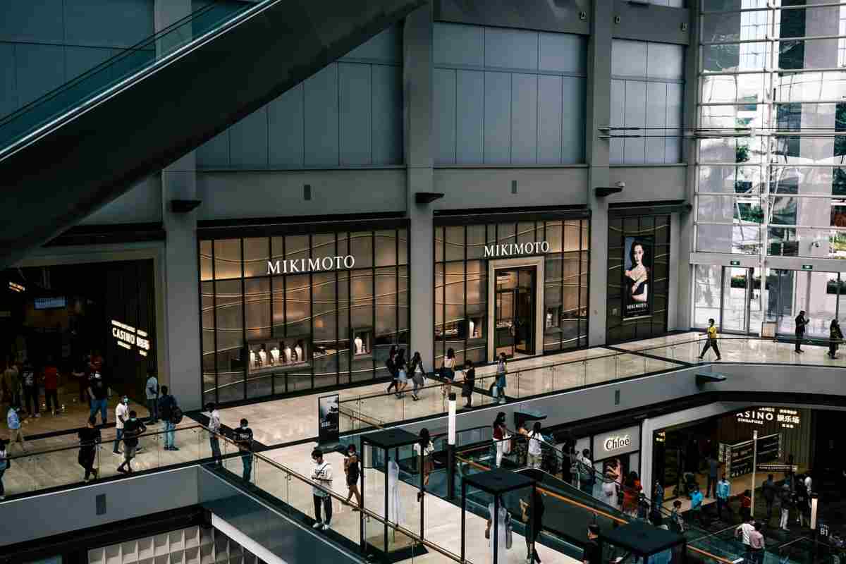 Tragedia al centro commerciale: ragazza di 15 anni cade dal secondo piano e muore