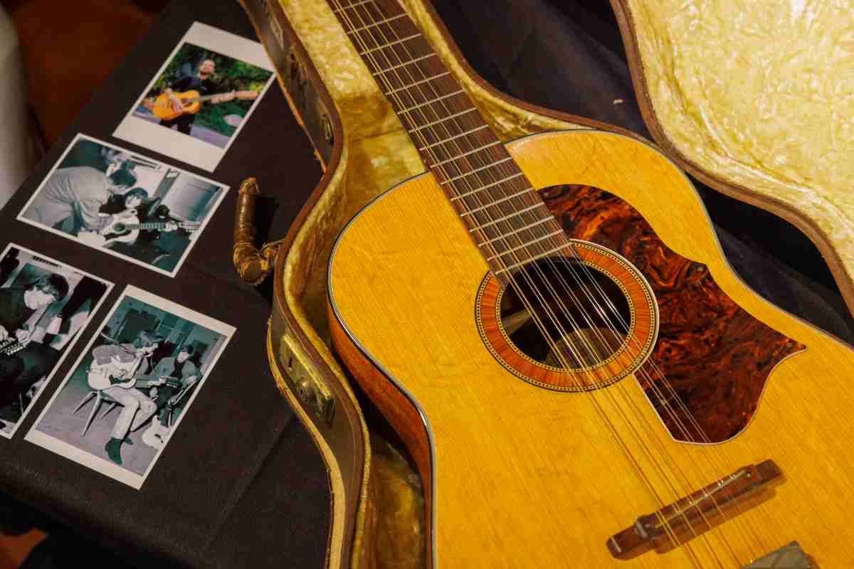 La chitarra perduta di John Lennon venduta all’asta per una cifra incredibile