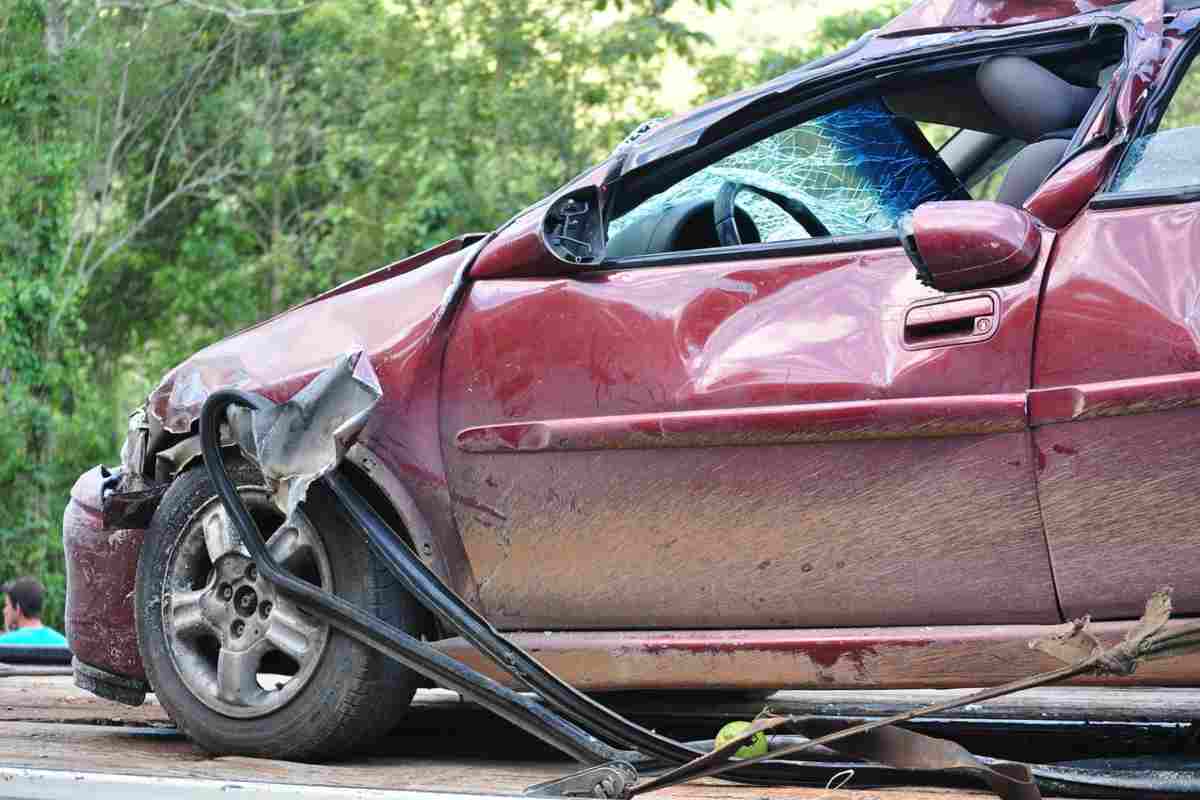 Sfonda la vetrina di un negozio con l’auto, scende e compra da bere