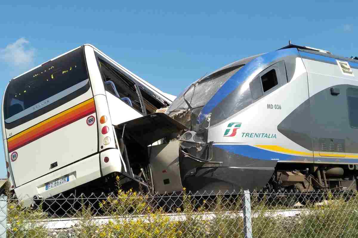 Scontro tra metropolitana e autobus a Los Angeles: almeno 55 feriti