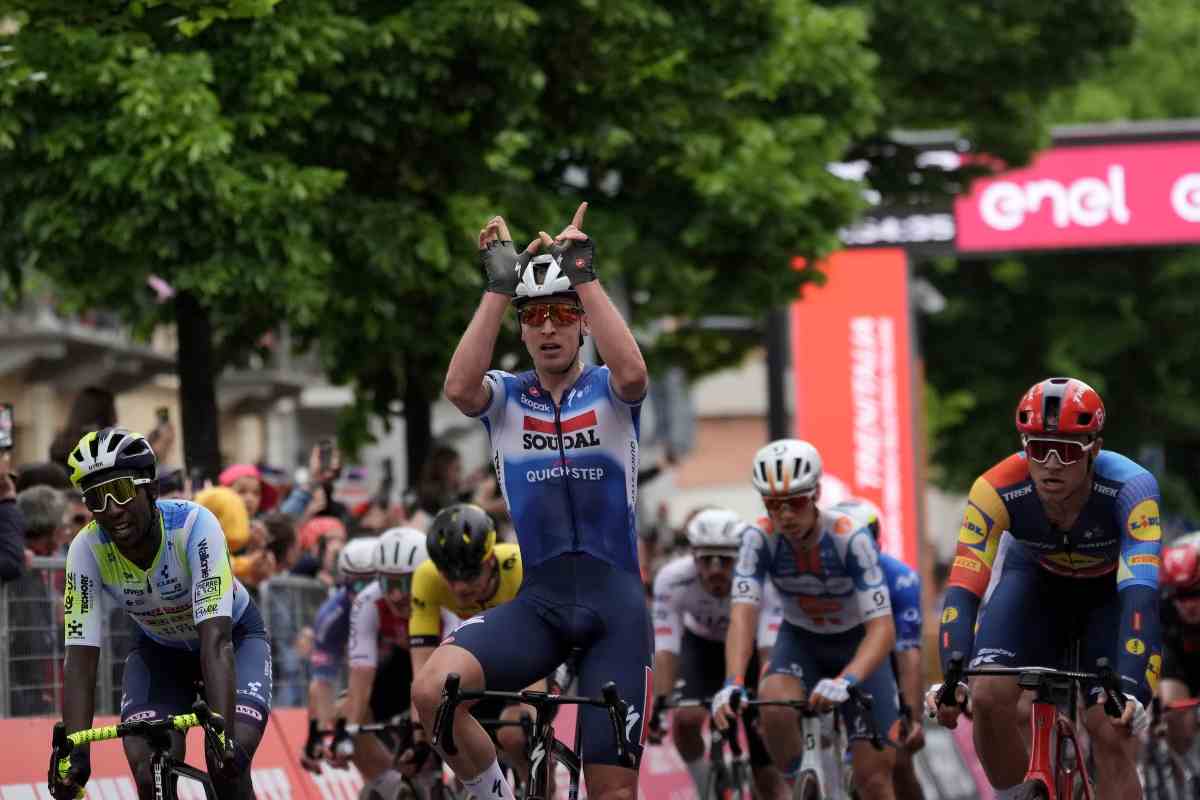 Giro d’Italia 2024, finale pazzo a Fossano: la spunta Merlier