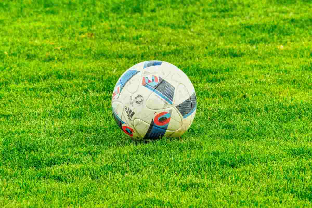 Bambino scavalca recinzione per recuperare pallone: viene colpito in testa da un proiettile