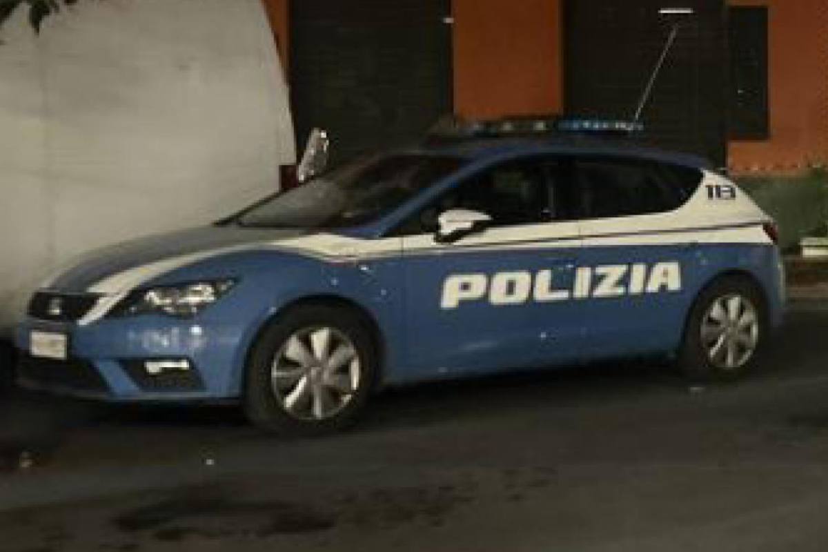 Paura in stazione, poliziotto accoltellato: condizioni gravissime