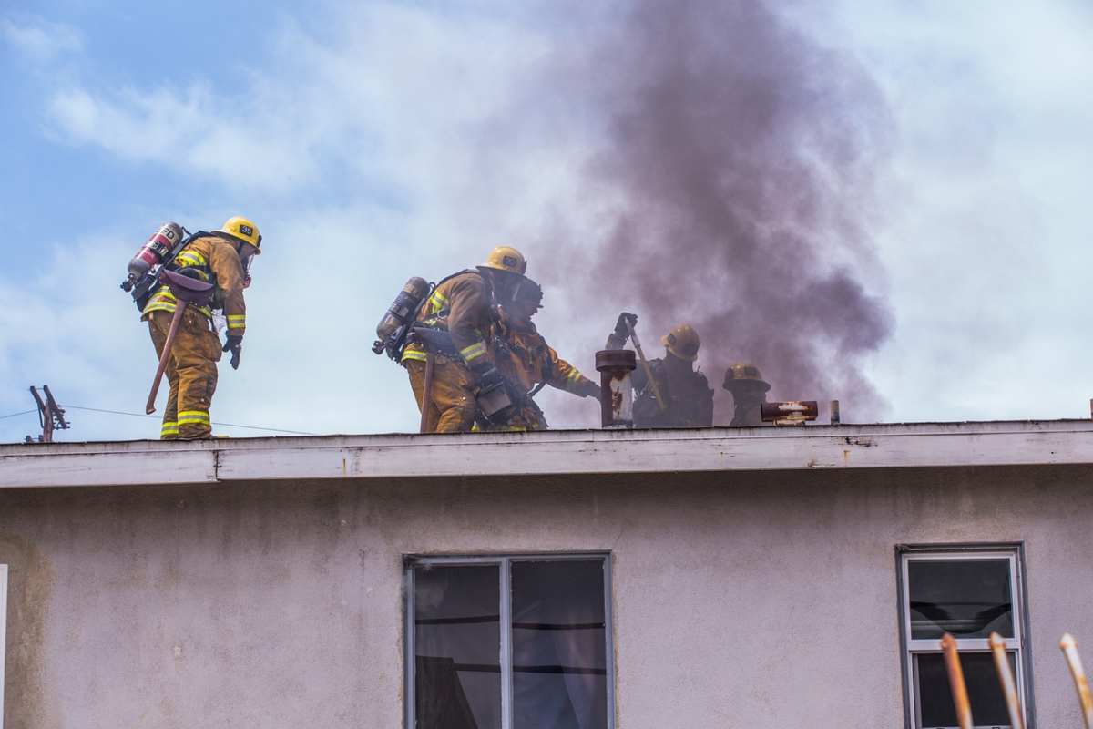 Il gesto eroico dei pompieri: salvata bambina di 8 anni in un appartamento in fiamme - VIDEO