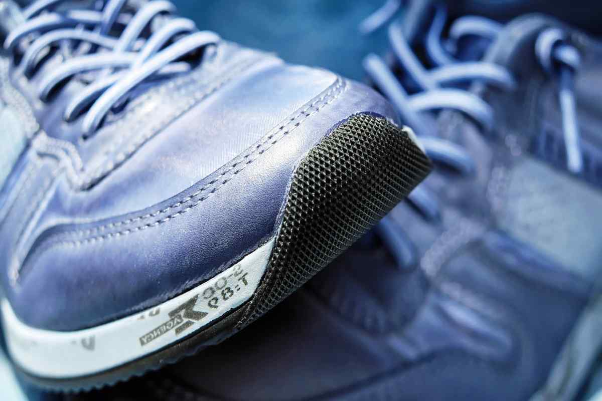Rubarono 999 paio di scarpe da un magazzino: individuati i ladri