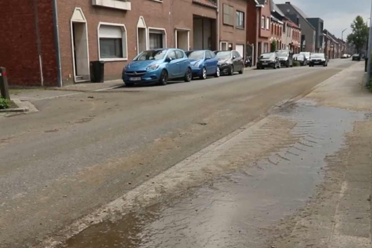 Contadino imbratta l’intera città con letame liquido: “Non me ne ero accorto”