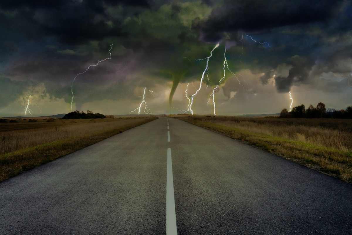 Tornado e tempeste sul Paese: danni incredibili e 21 persone morte