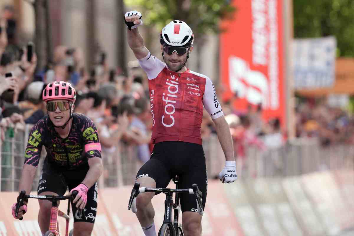 Giro d’Italia 2024, finale a sorpresa a Lucca: Benjamin Thomas anticipa i velocisti