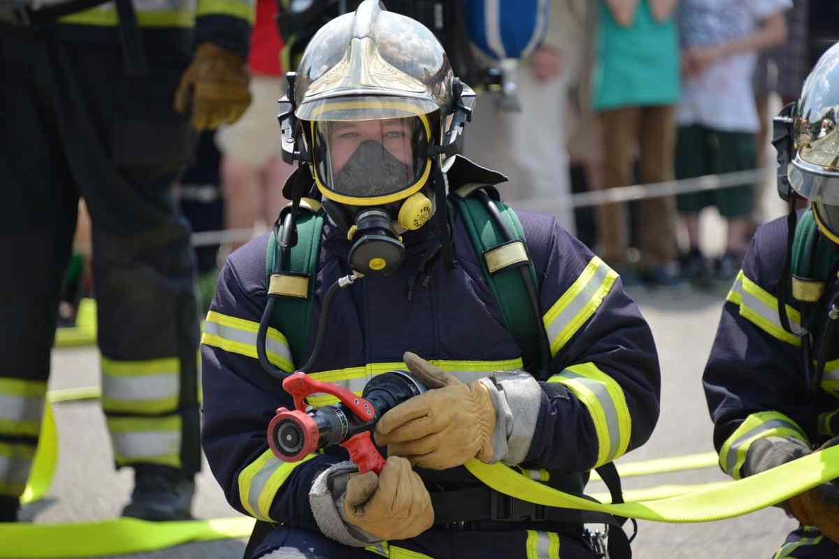 Mostra i propri genitali in treno a due ragazze: arrestato vice-capo pompieri