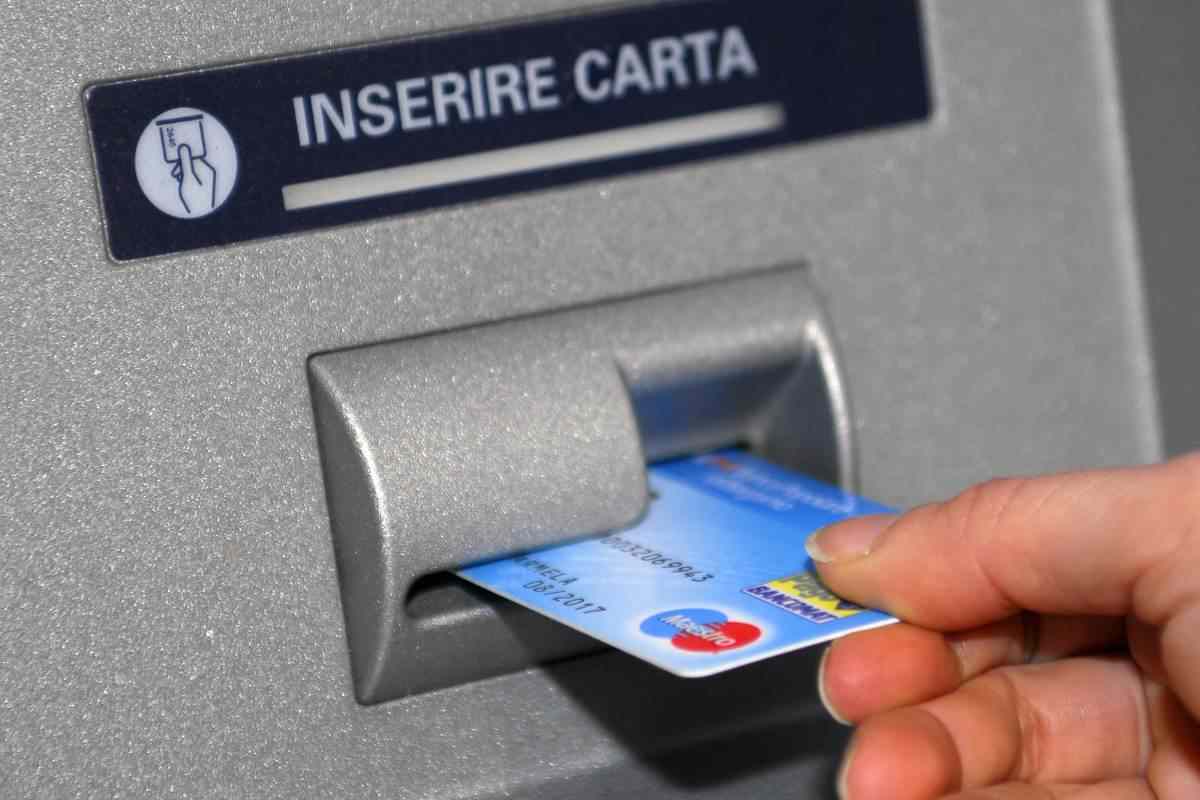 carenza bancomat italia 