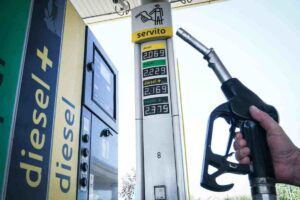 benzina calo prezzi pompa