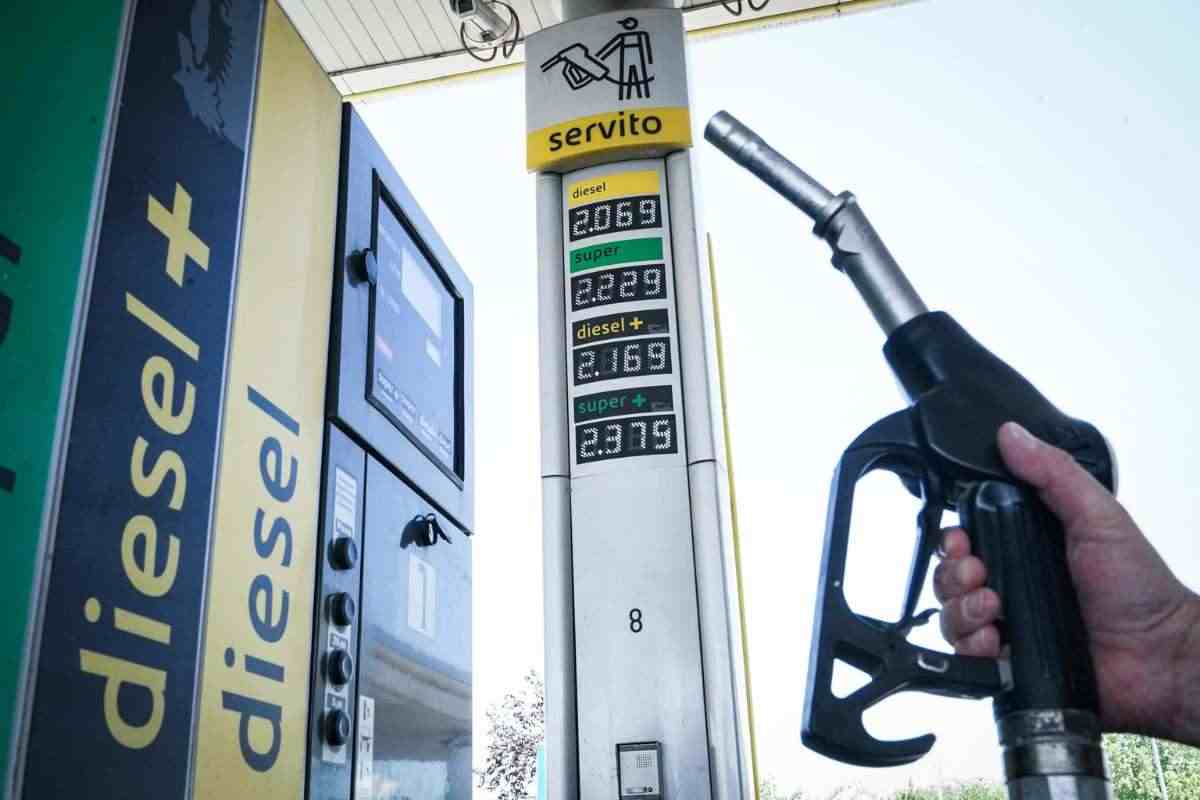 benzina calo prezzi pompa 