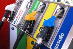 benzina prezzi in discesa
